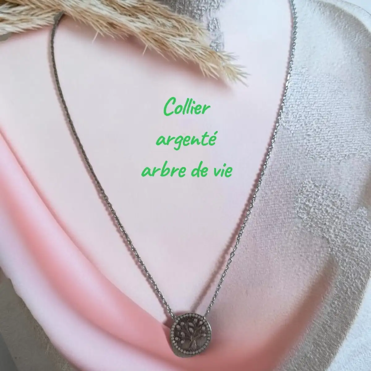 colliers dorés et argentés